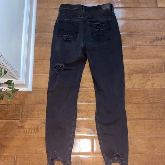 American Eagle strigid ripped mom jeans high rise - Picture 2 of 3